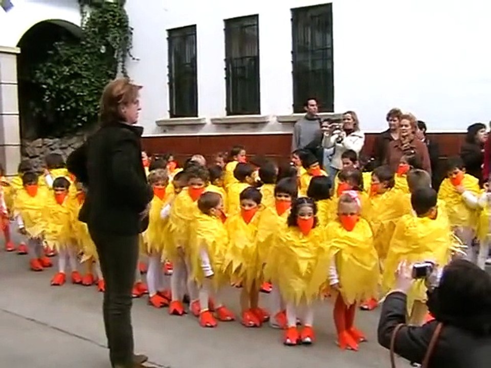 La Gallinita sabia y sus lindos pollitos (480p)