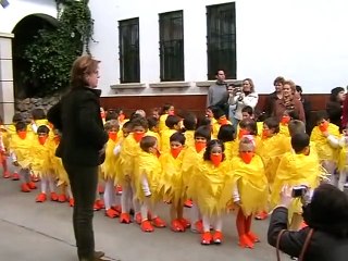 La Gallinita sabia y sus lindos pollitos (480p)