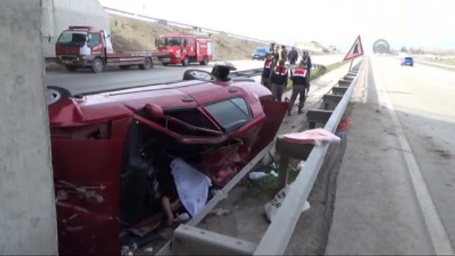 Merzifon'da Otomobil Köprü Ayağına Çarptı: 1 Ölü 1 Yaralı