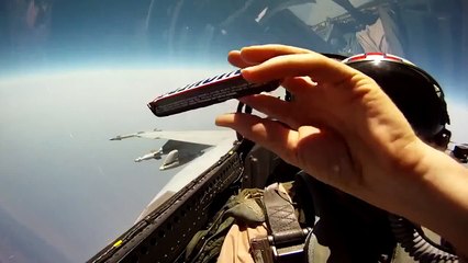 Se passer un Snickers avec style dans un avion de chasse