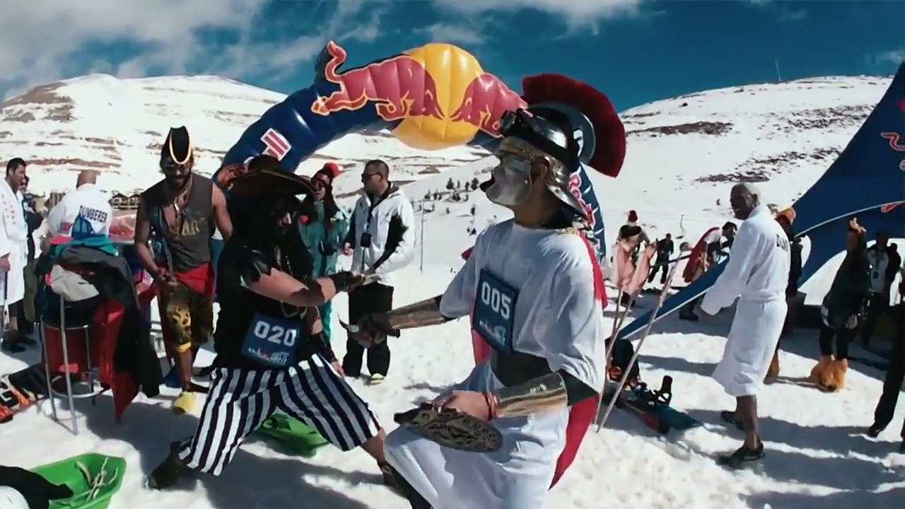 Un concours de saut à ski amusant avec réception dans une piscine très froide