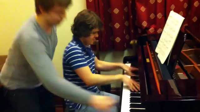 Incredible piano players on Horowitz Stars and Stripes : Impromptu performance in a London practice-room