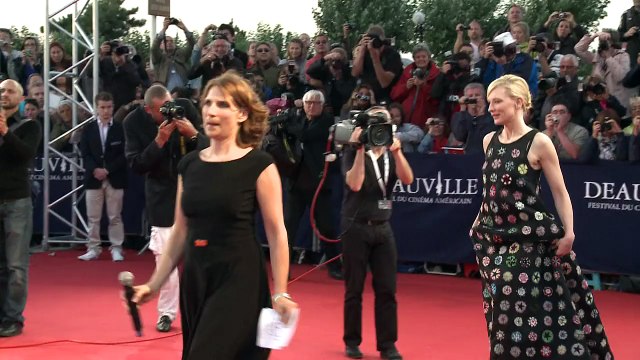 كيت بلانشيت تبنت طفلة صغيرة