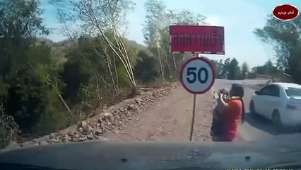 رضيع يسقط من سيارة  والديه على الطريق السريع