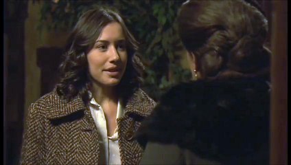 Aurora le cuenta a Doña Francisca que es enfermera