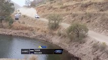 Une voiture tombe dans un lac pendant un rallye