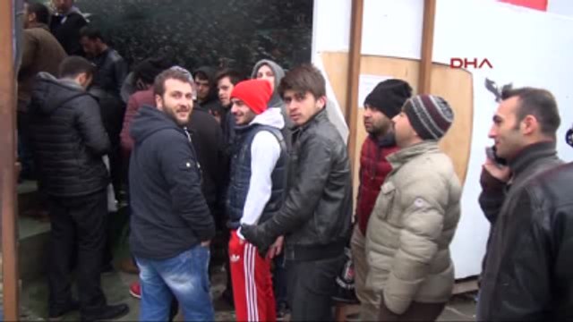 Beşiktaş Taraftarları Kağıt Bilete Akın Etti