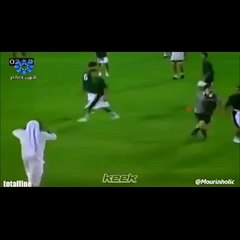 رئيس نادي يلحق لاعب بعقال