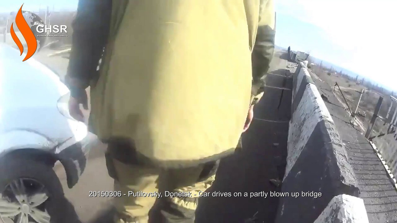 20150306 - Putilovsky, Donetsk - Car drives on a partly blown up bridge