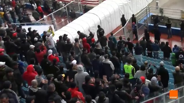 في لقطة رائعة جمهور الإفريقي يقدم تحيّة للاعبي النادي الصفاقسي