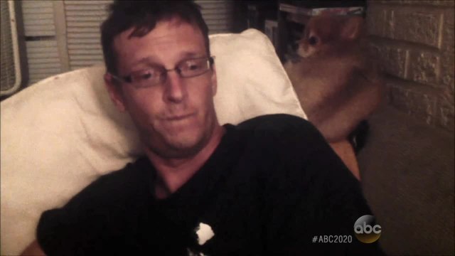 Nick Hess est ivre quand il mange des frites