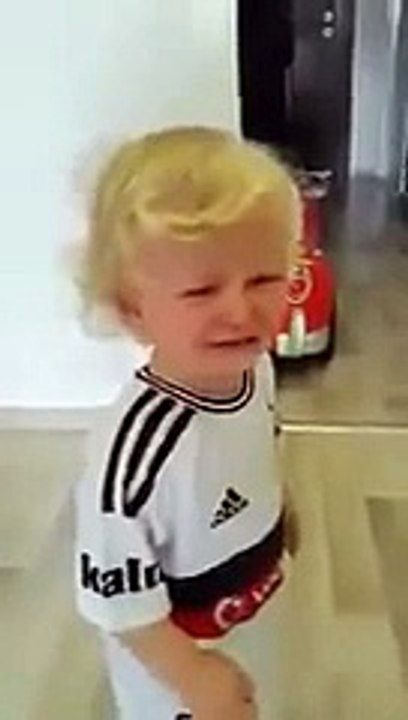 Ağlayan çocuğu sadece Demba Ba bestesi susturdu!