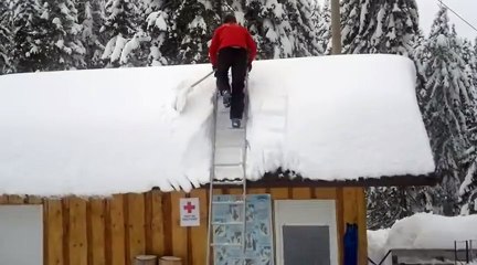 Roof Snow Removal Fail Turns Into Win - Funny
