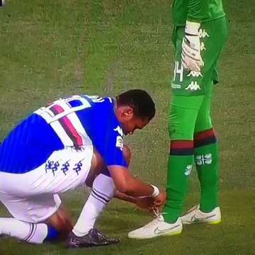Samuel Eto'o fait les lacets du gardien de Cagliari - Sampdoria vs Cagliari