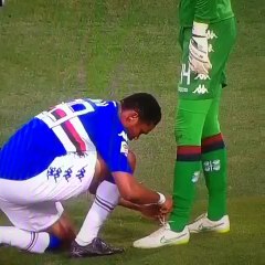 Samuel Eto'o fait les lacets du gardien de Cagliari -  Sampdoria vs Cagliari