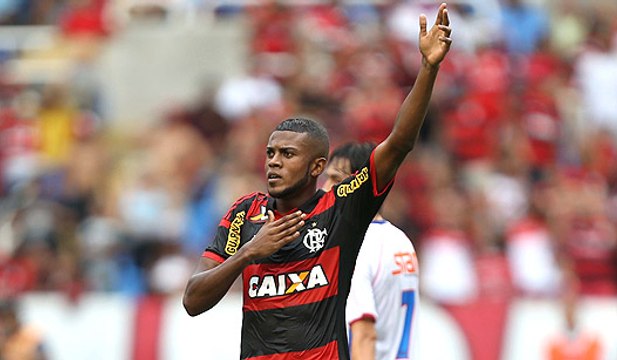 Sempre ele! Cirino marca duas vezes e coloca Fla no G4