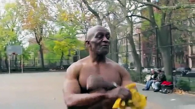 Le Corps de ce Papy de 60 ans va vous rendre DINGUE !