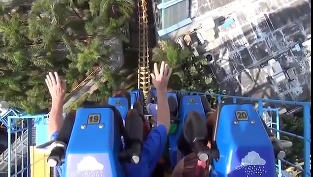 Ces Montagnes Russes ont des pentes à 90 Degrès :O !