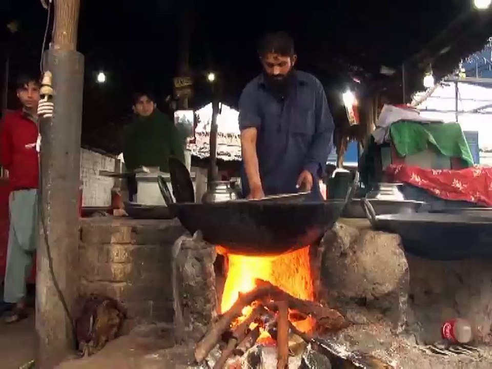 Peshawar fish-seller puts on a show by dunking hands in hot oil