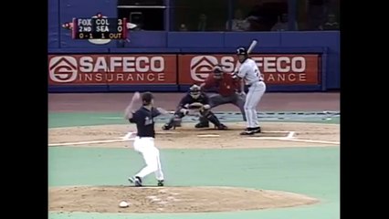 Ken Griffey Jr mete un tirazo a home para poner Out al Corredor