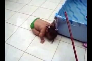 Little baby girl is dancing on music amazing and funny must watch