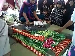 مشرکوں نے بھی شرک کی انتہا کر دی۔ پہلے انسان کی قبر کو پوچا جاتا ۔۔ ۔ ۔ اب طوطے کی قبر بنا ڈالی