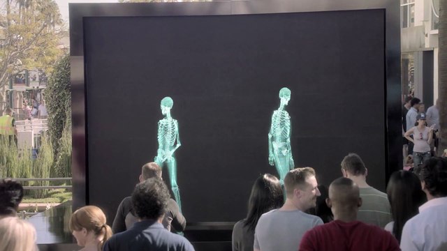 2 personnes s'embrassent derrière un écran, ce que vous allez découvrir est stupéfiant