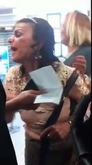 Une femme très en colère à la Poste