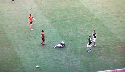 Forestieri pousse Bakary Sako et simule pour le faire expulser