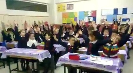 Üç'lü Çeken İlkokul Öğrencileri.