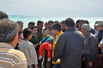 2 Yaşındaki Minik Kız, Dev Dalgaların Kurbanı Oldu