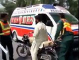 Angry Molvi Fight With Rescue Workers On Road