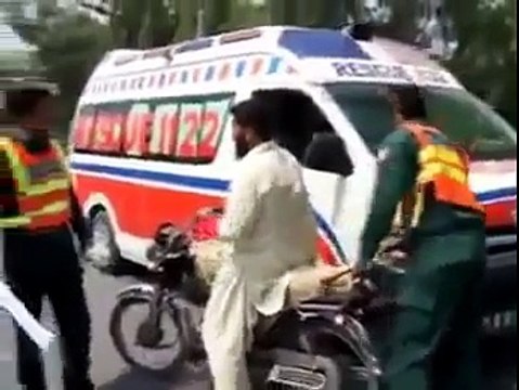 Angry Molvi Fight With Rescue Workers On Road