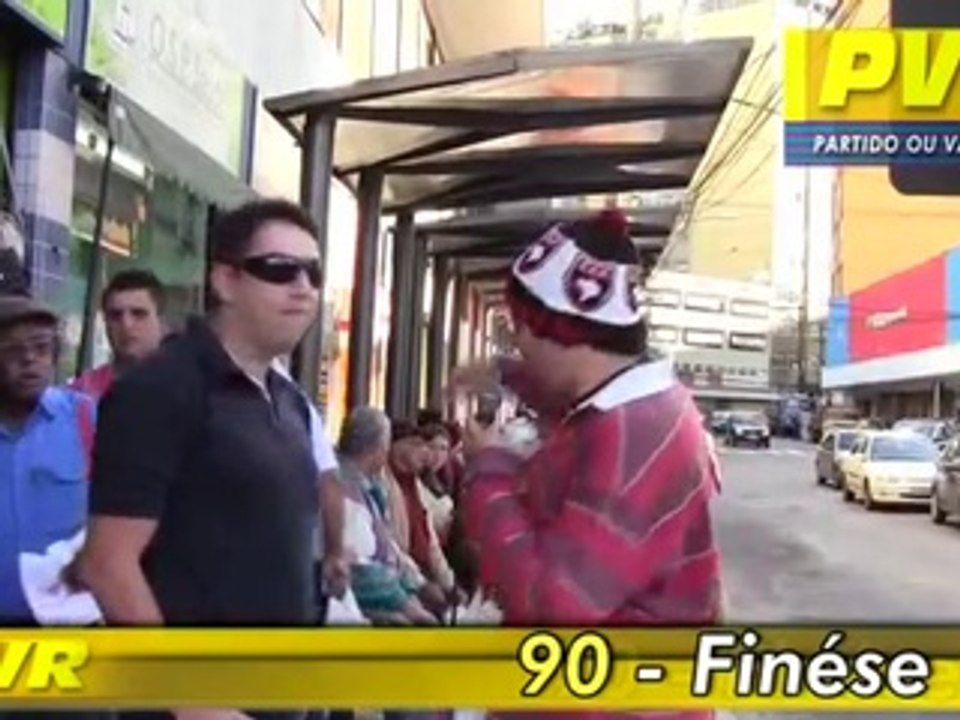 Candidato Finése conserta ponto de ônibus - Canal 14 Petrópolis