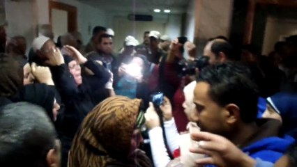 انهيار شقيقة احد المصابين بتفجير المحلة