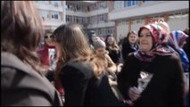 Sinop'un Kadın Valisi'nden Kadınlara Karanfil