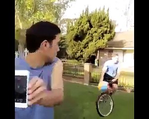 Amazing camra trick (by ewallbuzz.com).