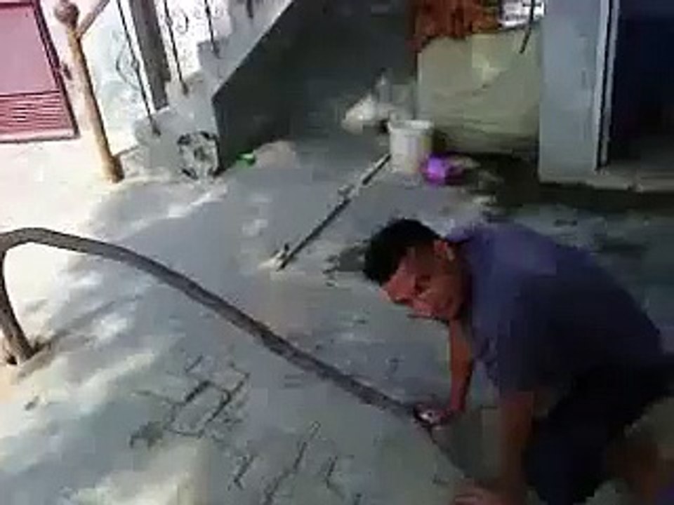 ہاہاہایا.دنیا میں پاگل لوگوں کی کمی نہیں