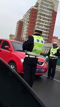 Grand Theft Auto version Pékin! Un automobiliste force un barrage...