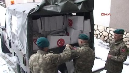 Mehmetçiğin Yardım Ettiği 80 Yaşındaki Kosovalı Kadın, Komutanın Elini Öpmek İstedi...