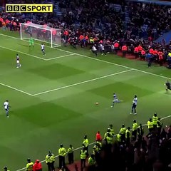 Un arbitre de touche pique un sprint (Aston Villa - WBA)