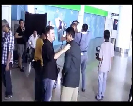 Shahid Afridi, Abdul Razzaq, Younis Khan, Shoaib Akhtar and Umar Gul play at airport - YouTube