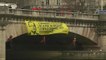 Action anti-nucléaire: Greenpeace déploie des banderoles sur la Seine