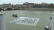 Nucléaire : Greenpeace déploie une banderole sur la Seine