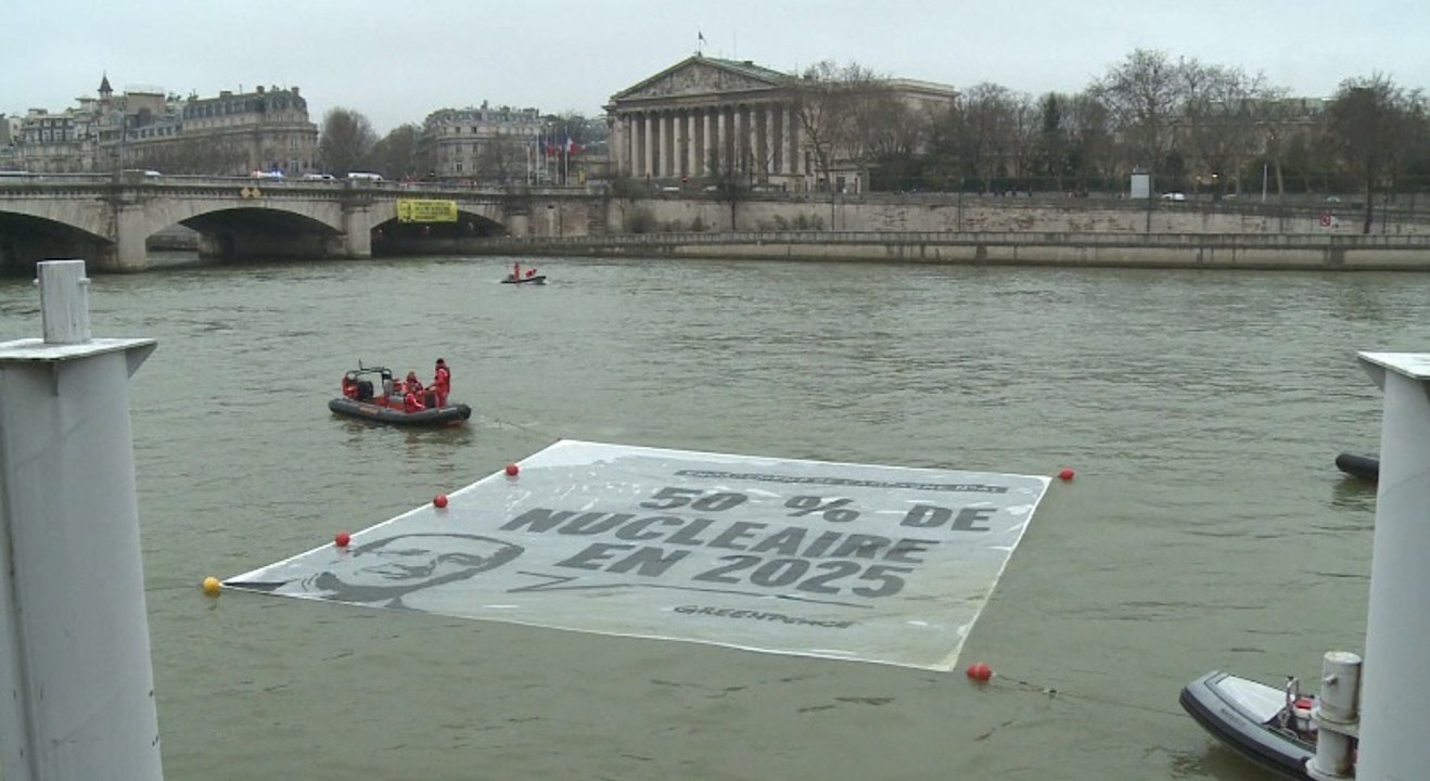 Nucléaire : Greenpeace déploie une banderole sur la Seine
