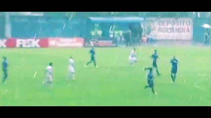 Football - Un gardien brésilien marque de 90 mètres sur un terrain détrempé