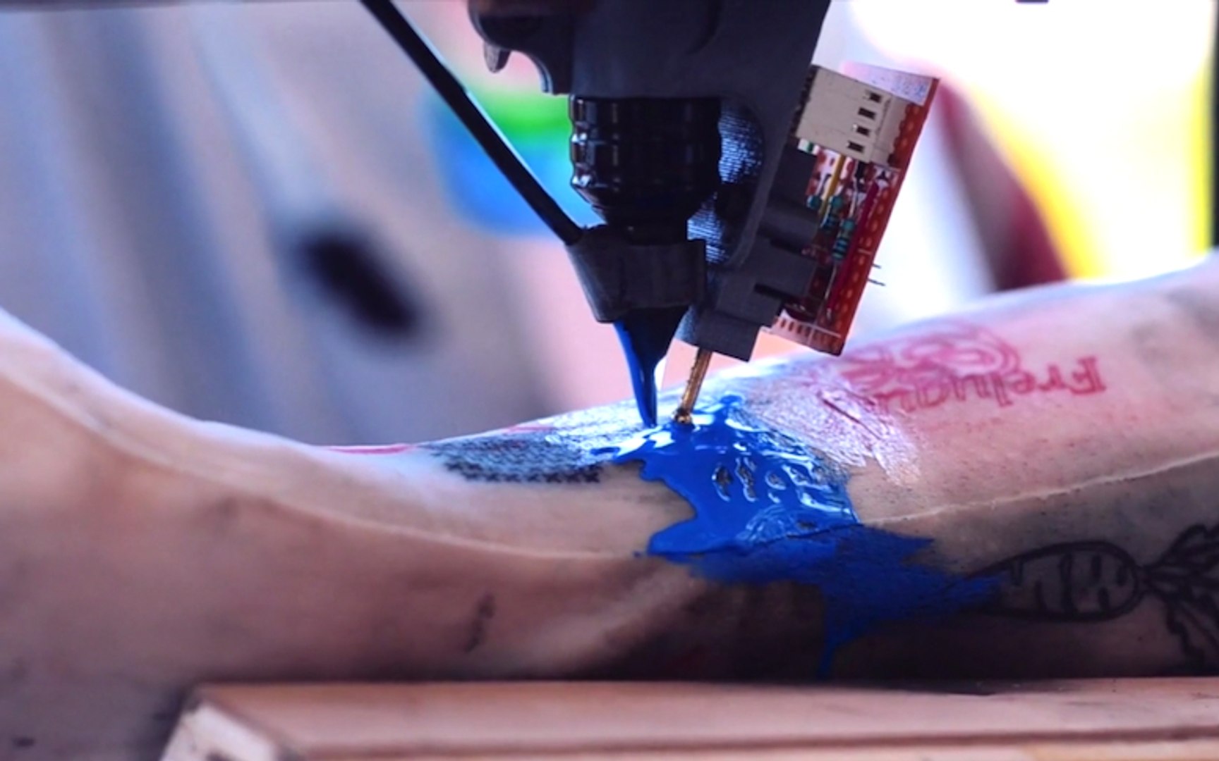 La première imprimante 3D qui tatoue - Vidéo Dailymotion