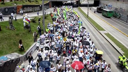 الاف الكولومبيين يشاركون في مسيرة من اجل الحياة