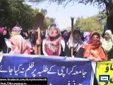 Dunya News - Karachi University administration reduce fees after students protest