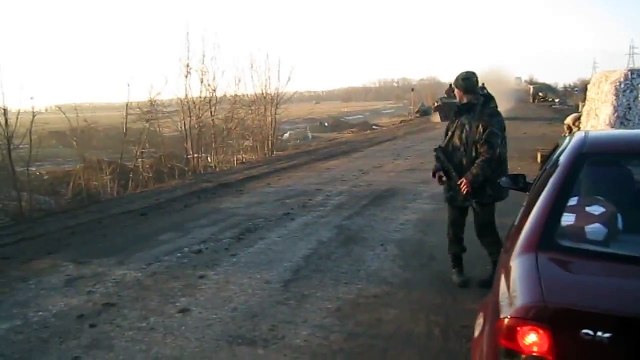 Un soldat ivre conduit un char (Ukraine)